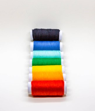 Kırmızı, turuncu, sarı, yeşil ve mavi konu üzerinde reel soluksuz bir dizi