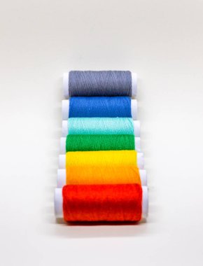 Kırmızı, turuncu, sarı, yeşil ve mavi konu üzerinde reel soluksuz bir dizi