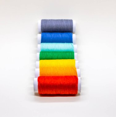 Kırmızı, turuncu, sarı, yeşil ve mavi konu üzerinde reel soluksuz bir dizi