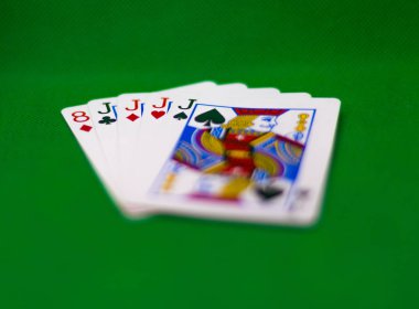 Poker eli: dört bir tür - bir el aynı değerde dört kart Ayrıca başka bir kart oluşmaktadır.