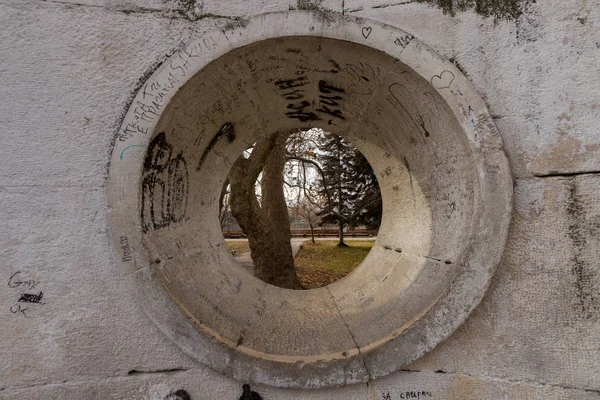 Bir görünüm bir ağacın bir delikten anıt, Island park (Ostrovat), Pazardzhik, Bulgaristan