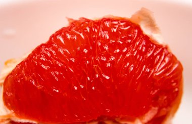 Bir greyfurt yakın çekim. Astropikal bir narenciye ağaç için nispeten büyük onun ekşi yarı tatlı, biraz acı meyve için bilinen.