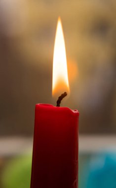 Bir kırmızı mum yakma ve sigara yakın çekim