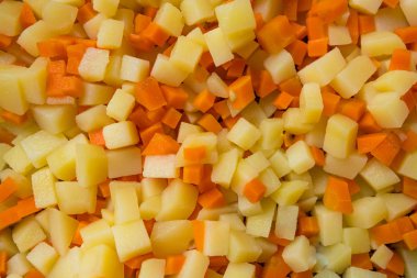 Küçük küpler haşlanmış patates ve havuç kıyılmış 