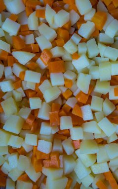 Küçük küpler haşlanmış patates ve havuç kıyılmış 