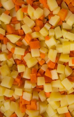 Küçük küpler haşlanmış patates ve havuç kıyılmış 