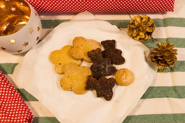 El yapımı ev Noel çerezleri ve şeker - vegan, ham, şeker gluten ücretsiz, tereyağı, kakao, fıstık, anason, Erythritol ücretsiz yaptı.