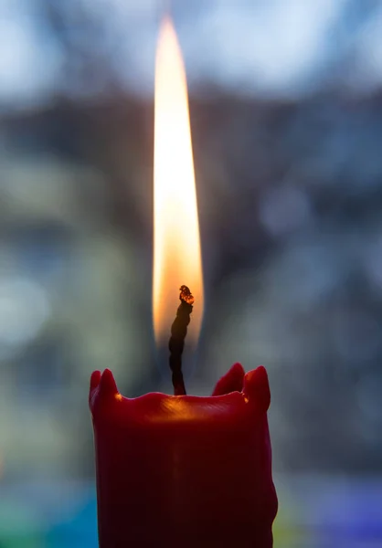 Primer Plano Una Vela Roja Ardiendo Fumando — Foto de Stock