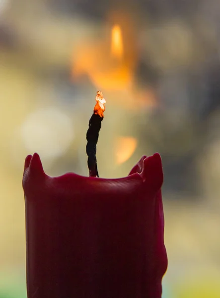 Закрыть Горящую Красную Свечу Курить — стоковое фото