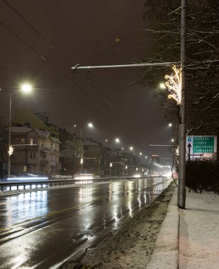 Sofya, Bulgaristan. 01.10.2019: kış gece şehir: kartal Köprüsü (Orlov en) ve Tsarigradsko shosse Bulvarı