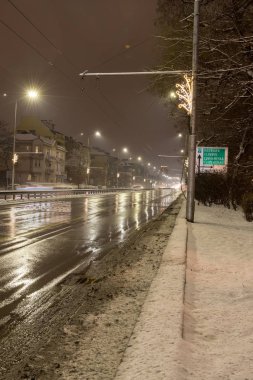 Sofya, Bulgaristan. 01.10.2019: kış gece şehir: kartal Köprüsü (Orlov en) ve Tsarigradsko shosse Bulvarı