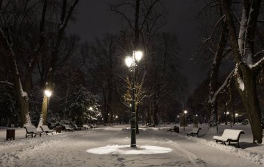 Sofya, Bulgaristan. 01.10.2019: kış gece şehir: kartal Köprüsü (Orlov en) ve Tsarigradsko shosse Bulvarı