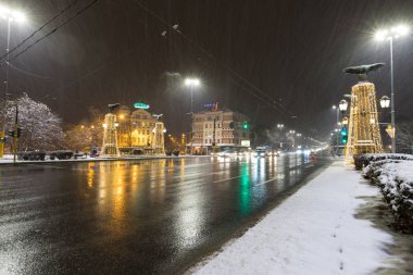 Sofya, Bulgaristan. 01.10.2019: kış gece şehir: kartal Köprüsü (Orlov en) ve Tsarigradsko shosse Bulvarı