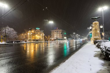 Sofya, Bulgaristan. 01.10.2019: kış gece şehir: kartal Köprüsü (Orlov en) ve Tsarigradsko shosse Bulvarı