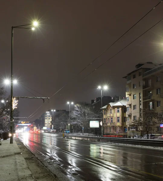 Sofya, Bulgaristan. 01.10.2019: kış gece şehir: kartal Köprüsü (Orlov en) ve Tsarigradsko shosse Bulvarı