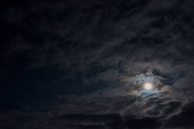 Güneş, bulutlar ve gökyüzü karanlık bir çekim