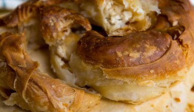 Ev yapımı banitsa beyaz peynir - geleneksel Bulgar yemekleri