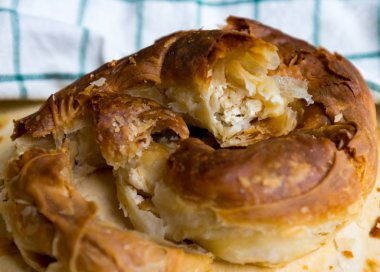 Ev yapımı banitsa beyaz peynir - geleneksel Bulgar yemekleri