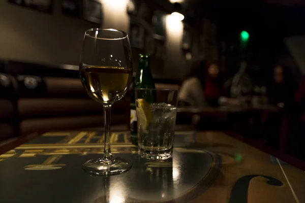 Ένα Ποτήρι Λευκό Κρασί Και Μια Σόδα Ένα Τραπέζι Ένα — Φωτογραφία Αρχείου