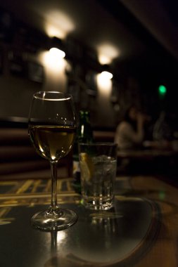 Bir kadeh beyaz şarap ve soda'de bir tabloda bir bar