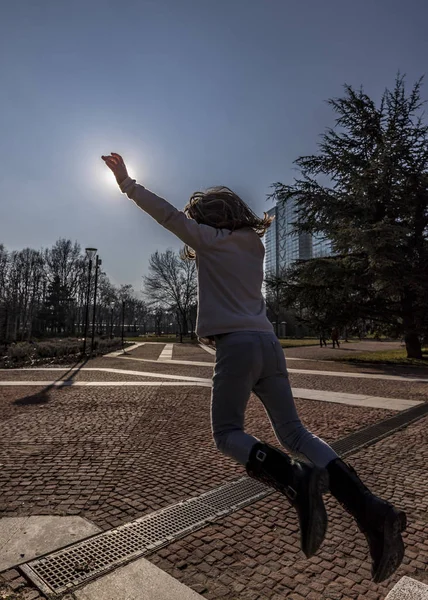 Girl Jumping Contre Jour Sun — Stock Photo, Image