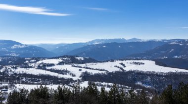 Vratsa, Bulgaristan, 02.16.2019: Kış Stara planina Dağı - izleme Lakatnik Köyü, Milanovo Köyü, Parshevitsa tepe, Parshevitsa kulübe, Opletnya Köyü