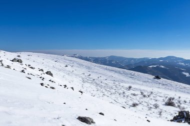 Vratsa, Bulgaristan, 02.16.2019: Kış Stara planina Dağı - izleme Lakatnik Köyü, Milanovo Köyü, Parshevitsa tepe, Parshevitsa kulübe, Opletnya Köyü