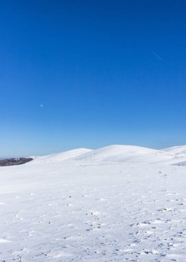 Vratsa, Bulgaristan, 02.16.2019: Kış Stara planina Dağı - izleme Lakatnik Köyü, Milanovo Köyü, Parshevitsa tepe, Parshevitsa kulübe, Opletnya Köyü
