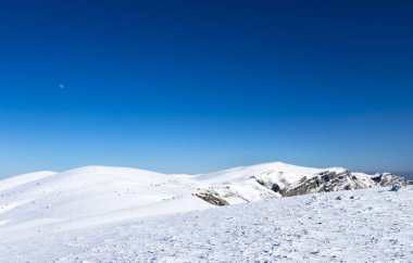 Vratsa, Bulgaristan, 02.16.2019: Kış Stara planina Dağı - izleme Lakatnik Köyü, Milanovo Köyü, Parshevitsa tepe, Parshevitsa kulübe, Opletnya Köyü