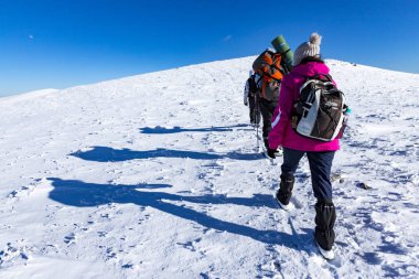 Vratsa, Bulgaristan, 02.16.2019: Kış Stara planina Dağı - izleme Lakatnik Köyü, Milanovo Köyü, Parshevitsa tepe, Parshevitsa kulübe, Opletnya Köyü
