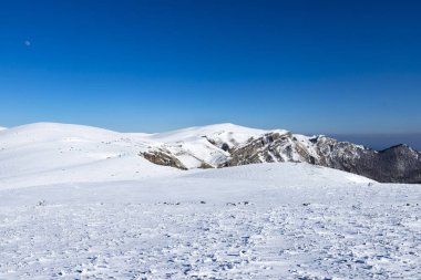 Vratsa, Bulgaristan, 02.16.2019: Kış Stara planina Dağı - izleme Lakatnik Köyü, Milanovo Köyü, Parshevitsa tepe, Parshevitsa kulübe, Opletnya Köyü