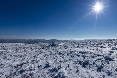 Vratsa, Bulgaristan, 02.16.2019: Kış Stara planina Dağı - izleme Lakatnik Köyü, Milanovo Köyü, Parshevitsa tepe, Parshevitsa kulübe, Opletnya Köyü