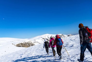 Vratsa, Bulgaristan, 02.16.2019: Kış Stara planina Dağı - izleme Lakatnik Köyü, Milanovo Köyü, Parshevitsa tepe, Parshevitsa kulübe, Opletnya Köyü
