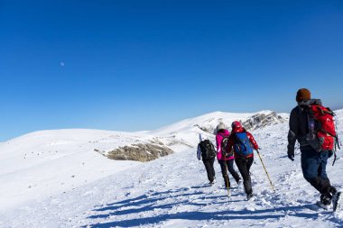 Vratsa, Bulgaristan, 02.16.2019: Kış Stara planina Dağı - izleme Lakatnik Köyü, Milanovo Köyü, Parshevitsa tepe, Parshevitsa kulübe, Opletnya Köyü