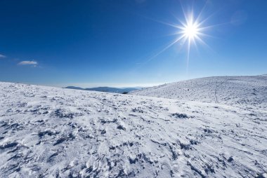 Vratsa, Bulgaristan, 02.16.2019: Kış Stara planina Dağı - izleme Lakatnik Köyü, Milanovo Köyü, Parshevitsa tepe, Parshevitsa kulübe, Opletnya Köyü
