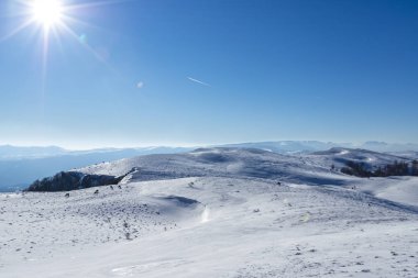 Vratsa, Bulgaristan, 02.16.2019: Kış Stara planina Dağı - izleme Lakatnik Köyü, Milanovo Köyü, Parshevitsa tepe, Parshevitsa kulübe, Opletnya Köyü