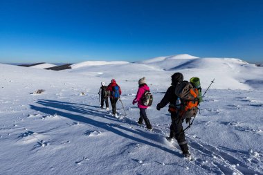 Vratsa, Bulgaristan, 02.16.2019: Kış Stara planina Dağı - izleme Lakatnik Köyü, Milanovo Köyü, Parshevitsa tepe, Parshevitsa kulübe, Opletnya Köyü