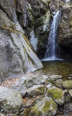 Kostenski Falls - bir şelale Rila Mountains, Bulgaristan için eski nehir boyunca yaklaşık üç kilometre köy Kostenets güneyinde bulunan. Su 12 metre bırakır. Rocky Kanyon.