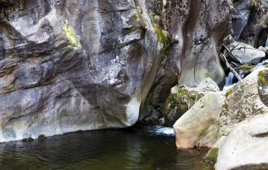 Kostenski Falls - bir şelale Rila Mountains, Bulgaristan için eski nehir boyunca yaklaşık üç kilometre köy Kostenets güneyinde bulunan. Su 12 metre bırakır. Rocky Kanyon.