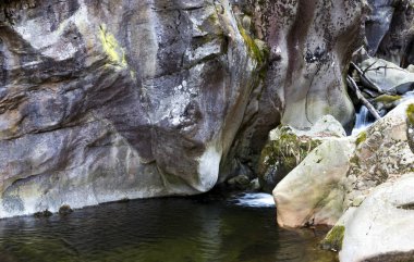 Kostenski Falls - bir şelale Rila Mountains, Bulgaristan için eski nehir boyunca yaklaşık üç kilometre köy Kostenets güneyinde bulunan. Su 12 metre bırakır. Rocky Kanyon.