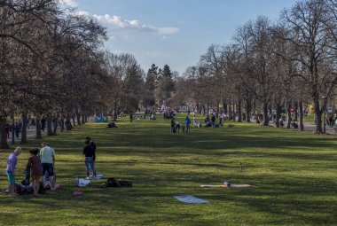 Sofya, Bulgaristan-03.20.2019: parkta Insanlar