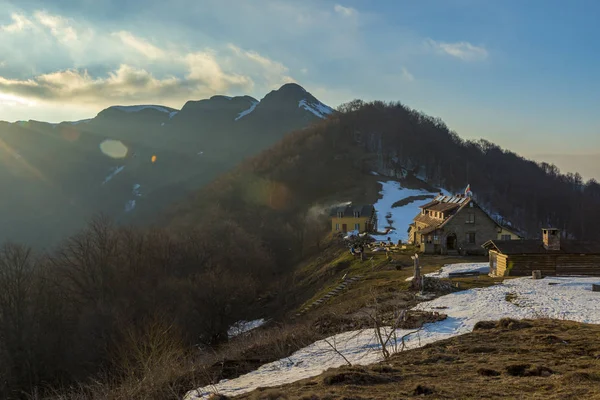 受欢迎的旅游小屋马扎拉特 建在主山脊上 海拔1520米 保加利亚巴尔干中部国家公园斯塔拉普莱尼纳山的特里格拉夫 马西夫 — 图库照片