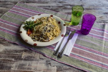 Somon balığı ile yeşil salata bir tabak