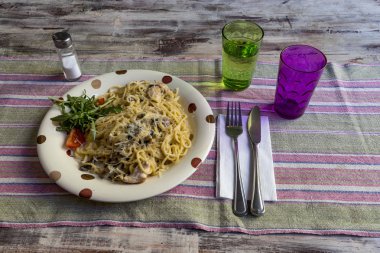 Krema ve tavuk ile Spagetti