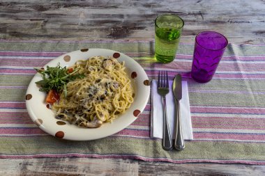 Krema ve tavuk ile Spagetti