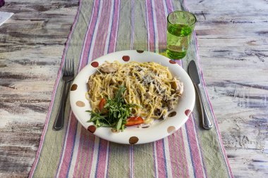 Krema ve tavuk ile Spagetti