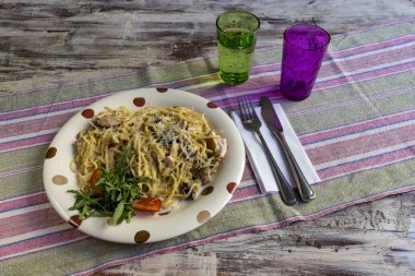 Krema ve tavuk ile Spagetti