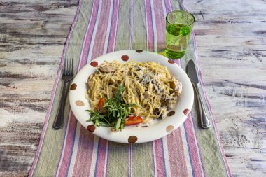 Krema ve tavuk ile Spagetti