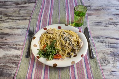 Krema ve tavuk ile Spagetti