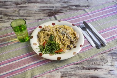 Krema ve tavuk ile Spagetti